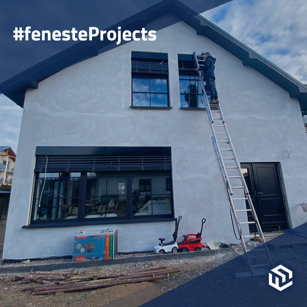 Klassisches Haus mit dunklen Fenstern und eleganten Jalousien projekte fensterzubehoer fassadenjalousien   