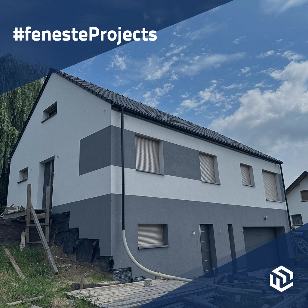 Gemütliches Haus mit Garage und cremefarbenen Außenjalousien projekte fensterprofile pvc aluplast ideal-8000 