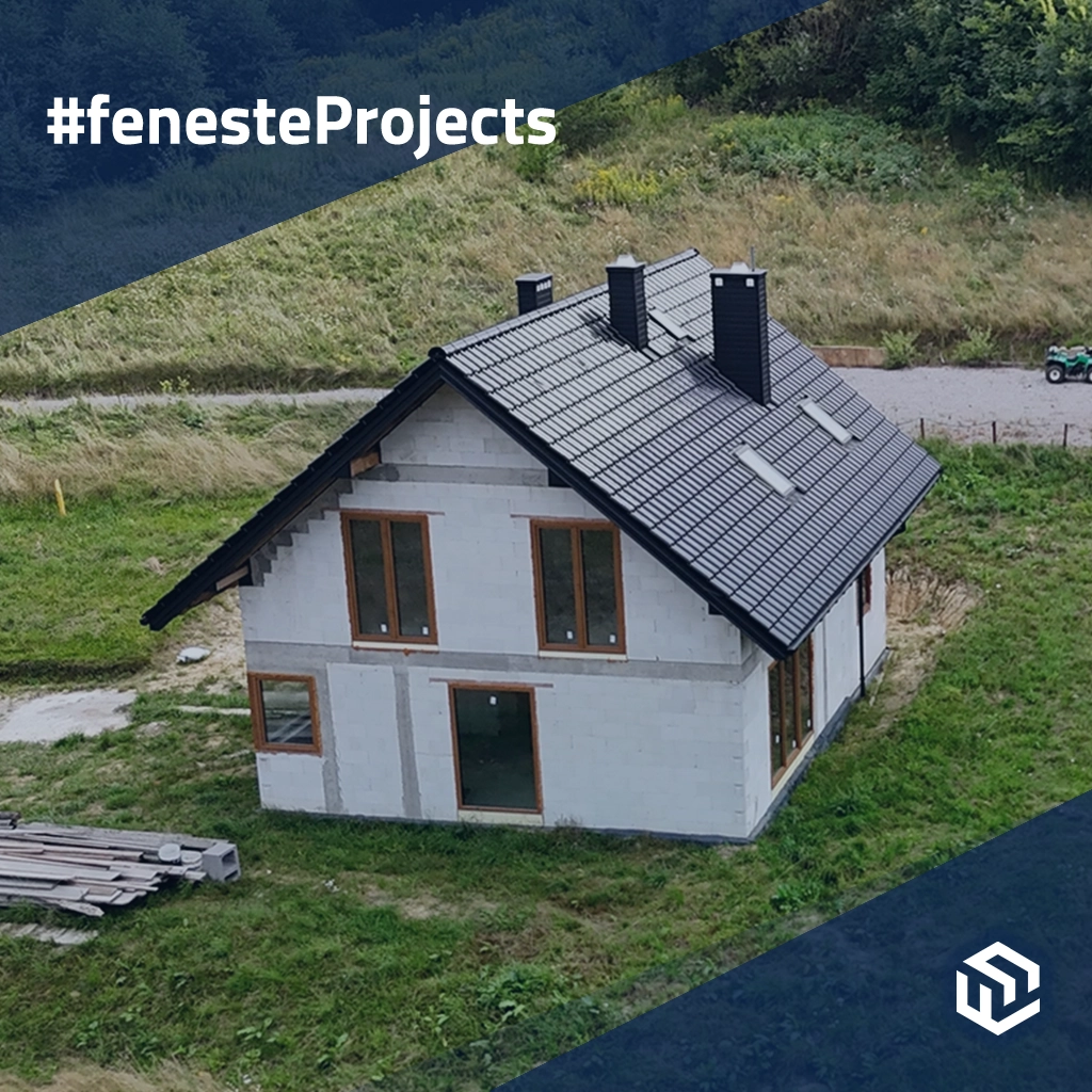 Kleines Haus unter dem Wald mit braunen Fenstern 🎥. projekte haustueren    