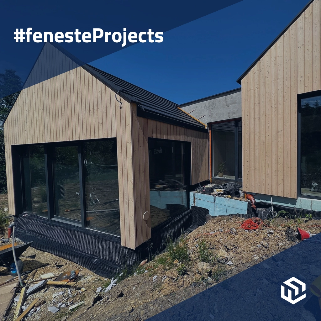 Modernes einstöckiges Haus mit Holzverkleidung projekte fensterprofile aluminium aliplast ultraglide 